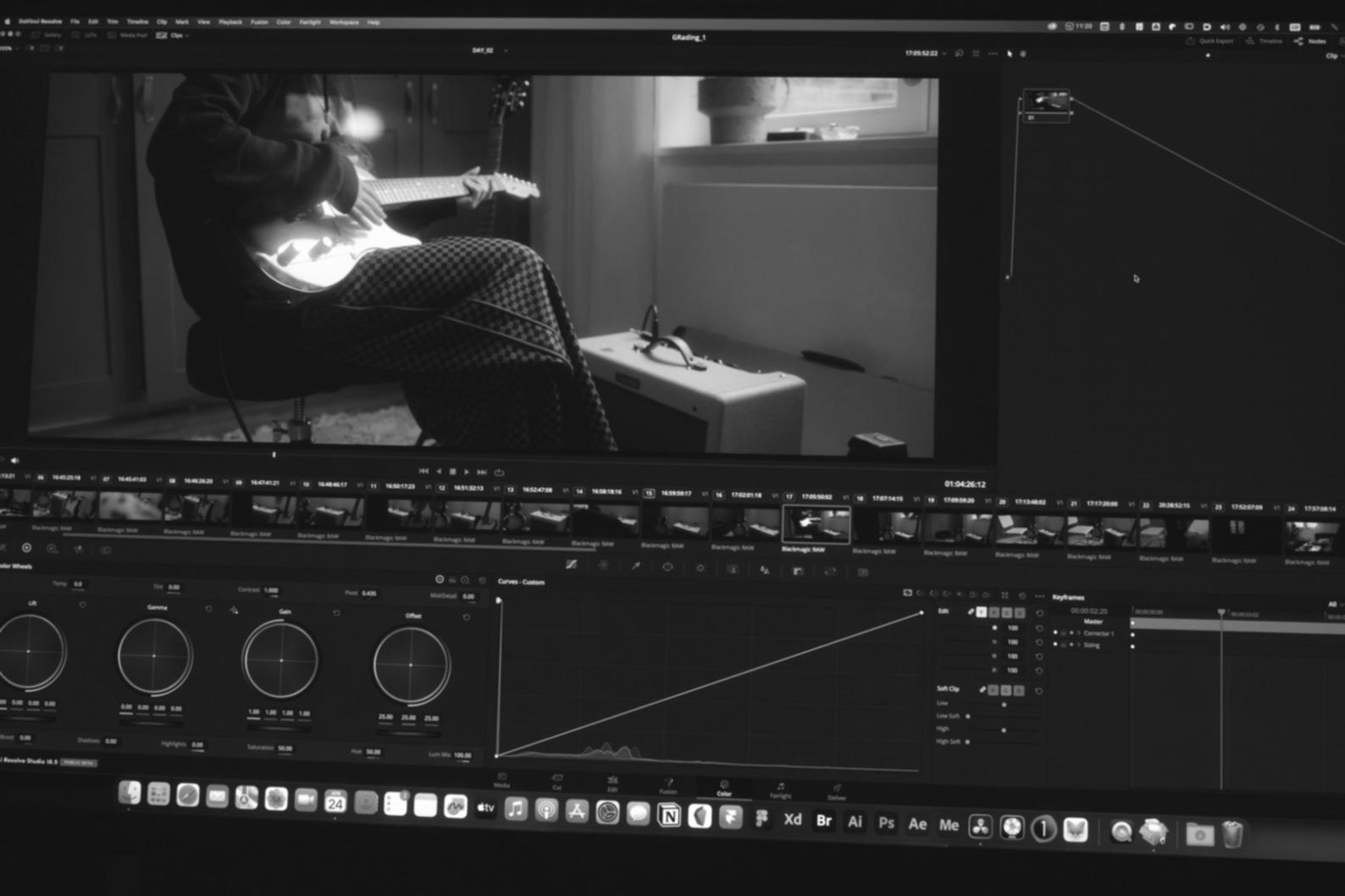 Ambiente di lavoro professionale per video editing con monitor multipli e strumenti di produzione