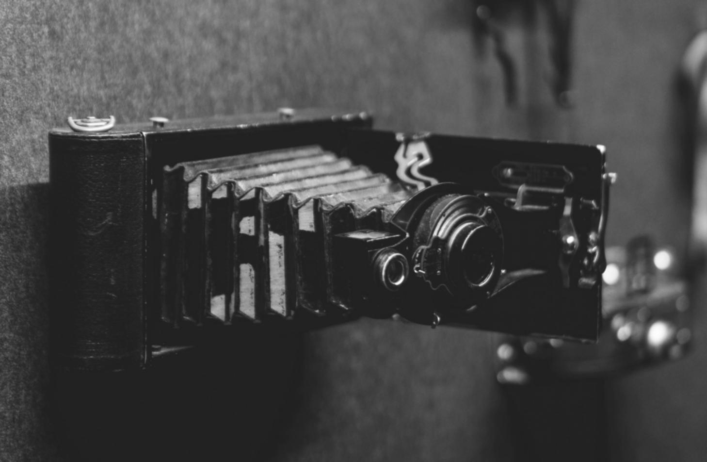 Esempio di editing video professionale con timeline e strumenti di montaggio