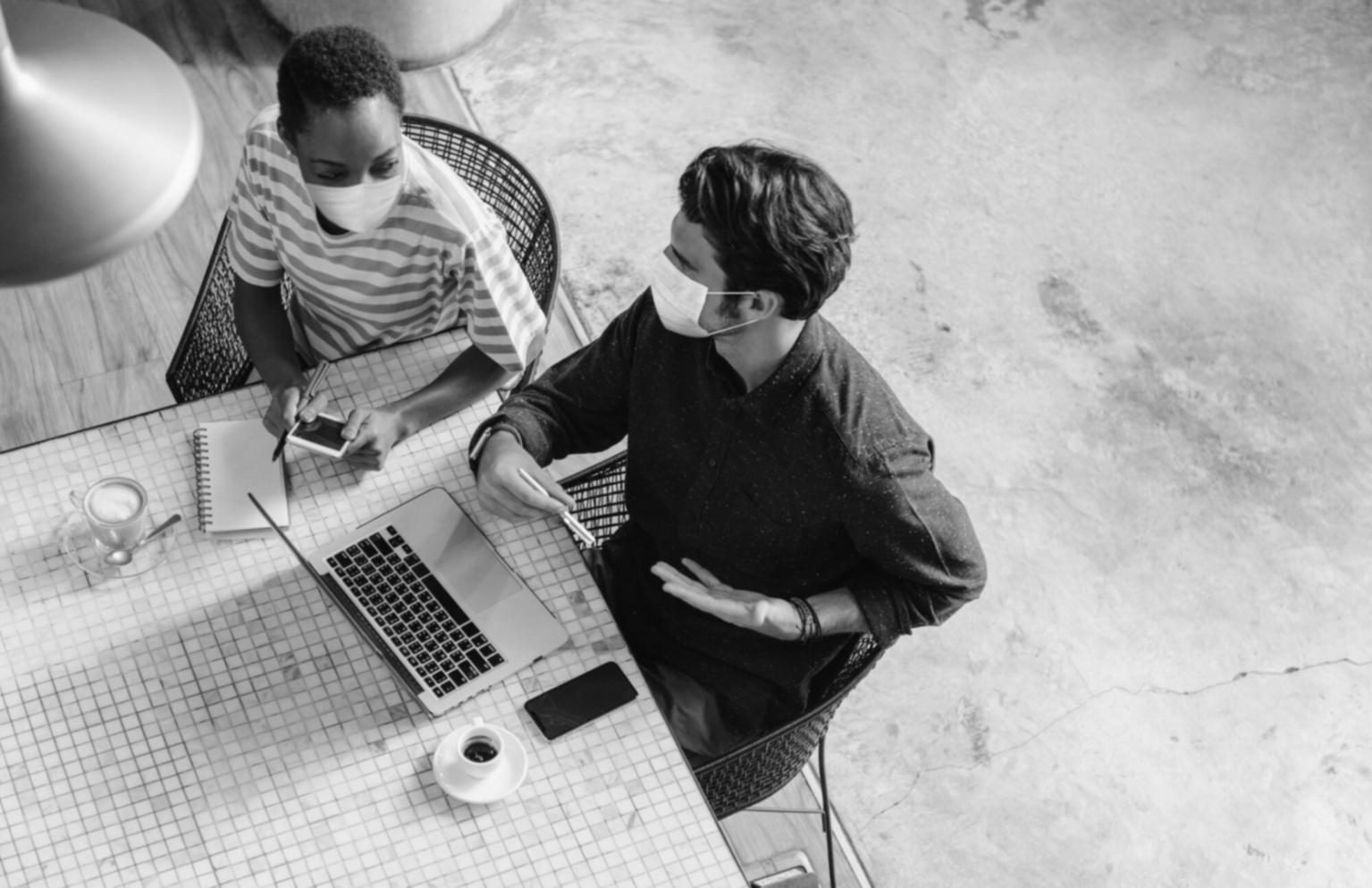 Postazione di lavoro per video editing con monitor e attrezzatura professionale