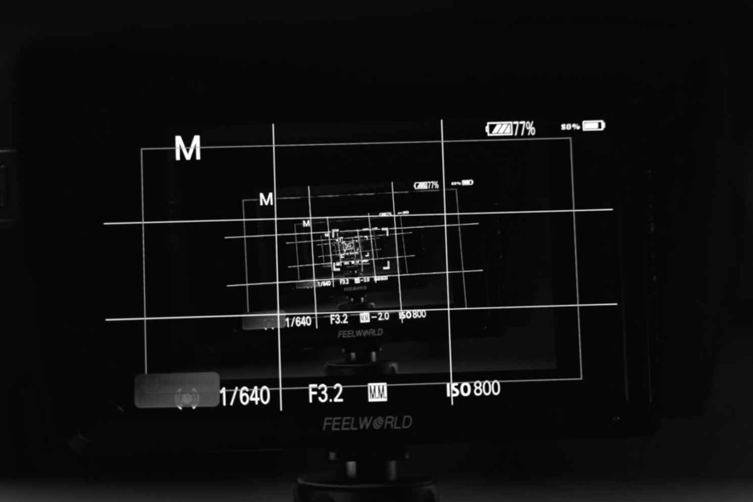 Postazione di editing professionale durante lezione pratica