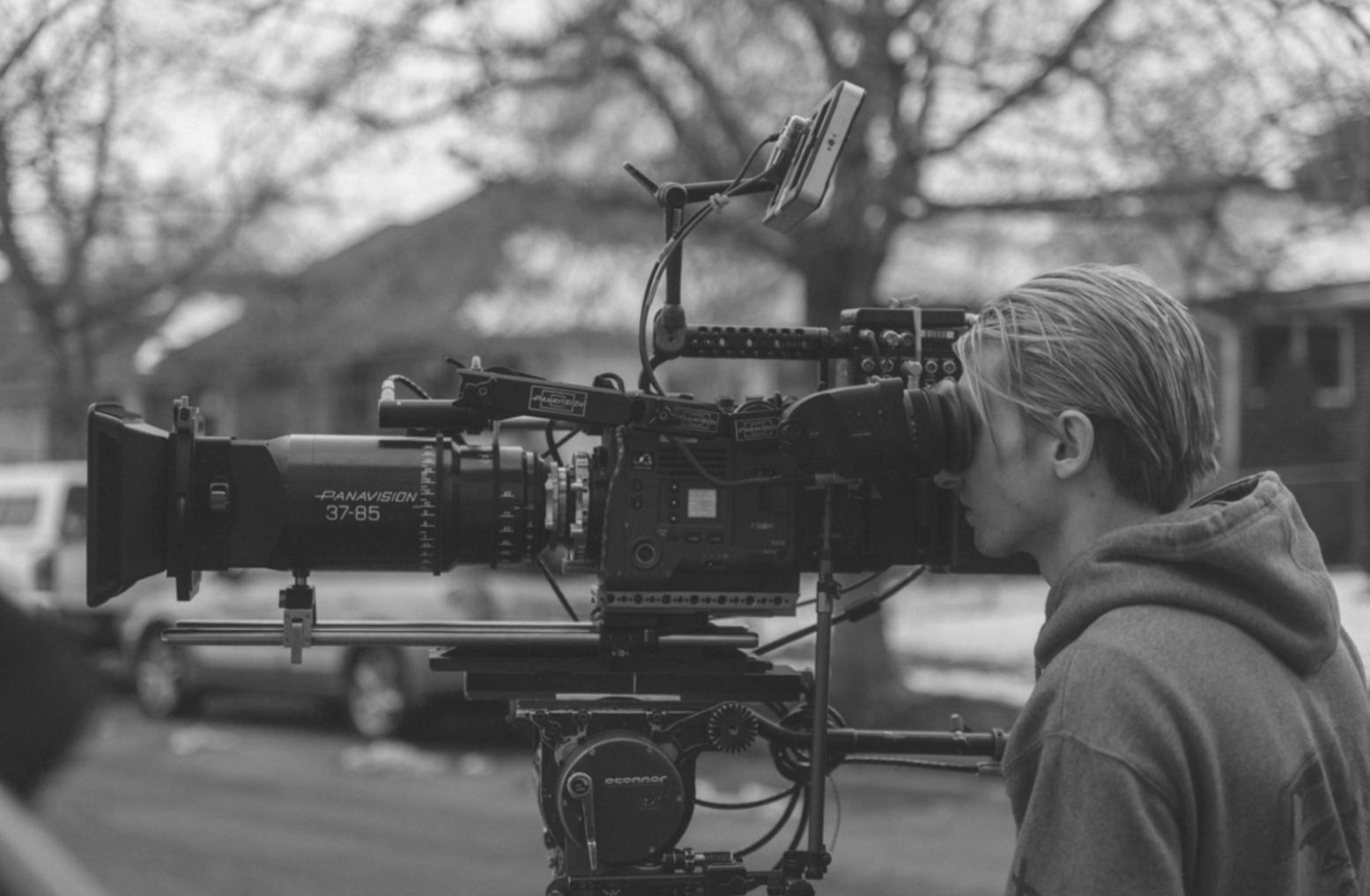 Studenti durante sessione pratica di editing video